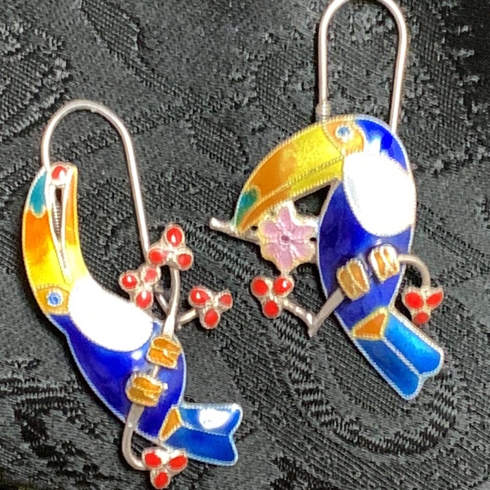 Pair of Brightly Colored Toucan Enameled Earrings, Each With a Different Pose - Picture 4 of 4
